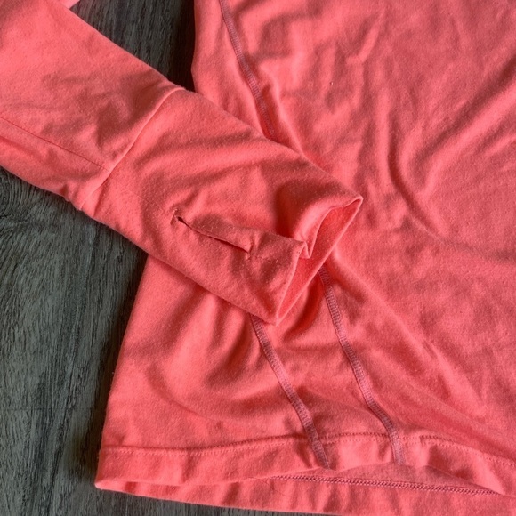 GapFit Women’s Bright Coral Long Sleeve Tee with thumb holes, size medium - Picture 3 of 8